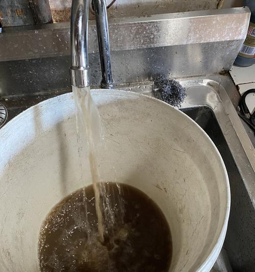 喝生自来水的危害与解决方法（为什么不可以直接喝生自来水？如何保证饮水安全？）